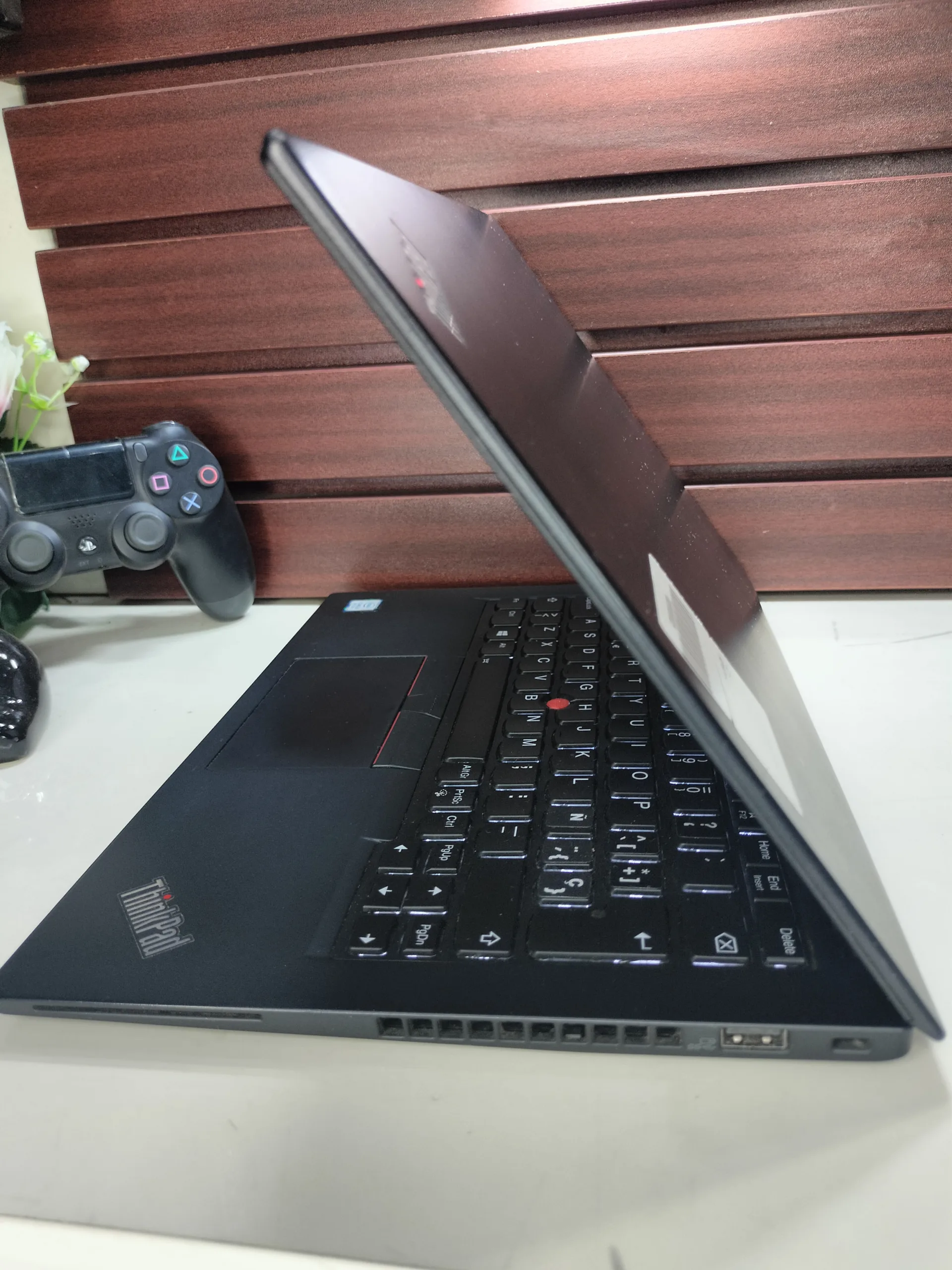 * Lenovo ThinkPad X280 * Intel core i5 * 8th Gen * 256gb SSD * 8gb ram - Image 3